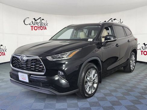 Used 2023 Toyota Highlander Limited FWD image 2
