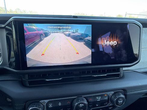 Used 2025 Jeep Wrangler Unlimited Sahara w/ Safety Group AWD/4WD image 33