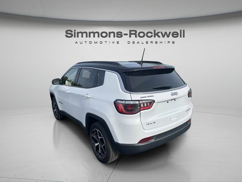 Used 2025 Jeep Compass Limited AWD/4WD image 3
