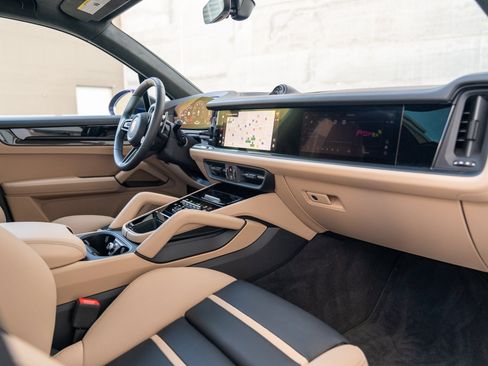 Certified 2025 Porsche Cayenne GTS AWD/4WD image 27