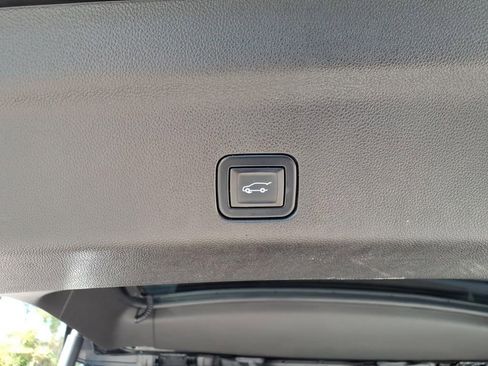 Used 2021 Chevrolet Tahoe Z71 w/ Luxury Package AWD/4WD image 8