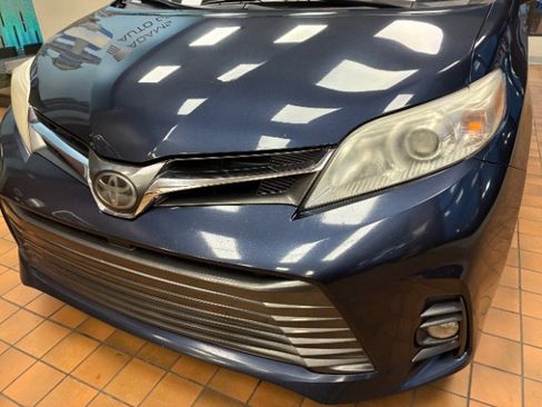 Used 2018 Toyota Sienna XLE Premium image 9