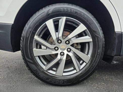 Used 2023 Chevrolet Equinox Premier AWD/4WD image 9