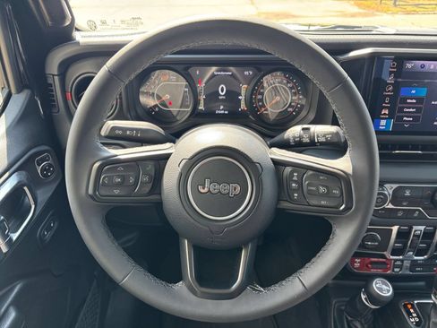 Used 2025 Jeep Wrangler Unlimited Rubicon AWD/4WD image 25