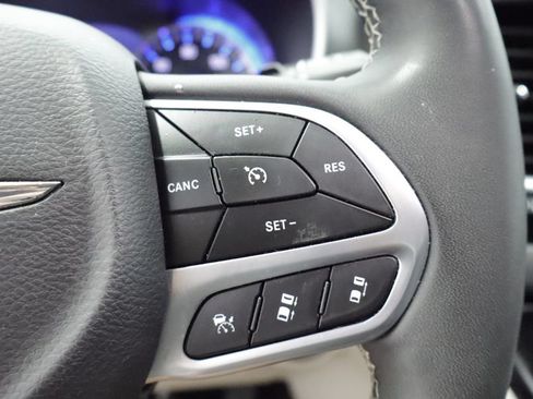 Certified 2024 Chrysler Pacifica Touring-L FWD image 24