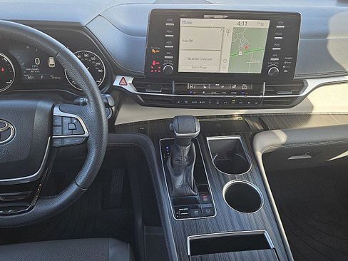 Used 2021 Toyota Sienna Limited image 9