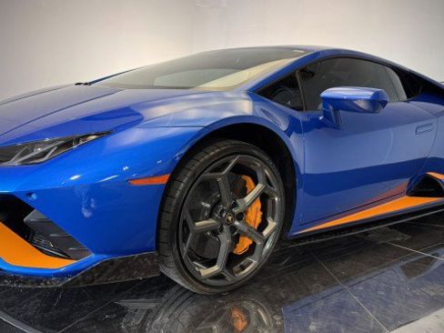 Used 2021 Lamborghini Huracan EVO image 11