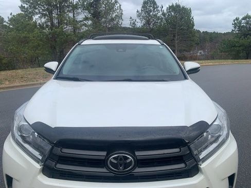 Used 2017 Toyota Highlander SE image 2