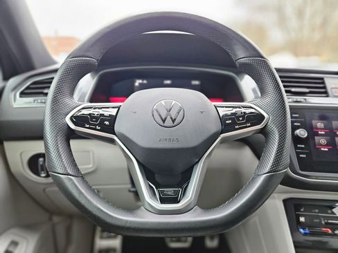 Used 2022 Volkswagen Tiguan SE R-Line image 28