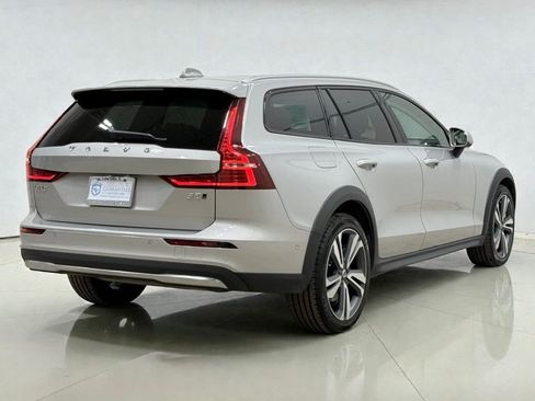 Used 2025 Volvo V60 B5 Cross Country Plus image 11