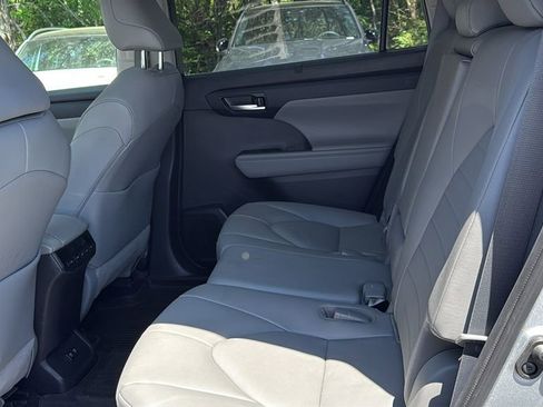 Used 2020 Toyota Highlander XLE image 22