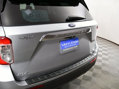 Used 2023 Ford Explorer XLT AWD/4WD image 15