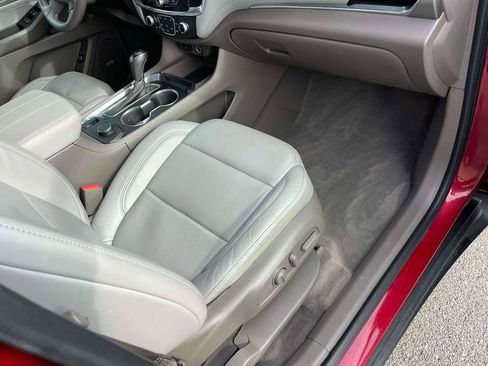 Used 2019 Chevrolet Traverse LT w/ LT Premium Package image 11