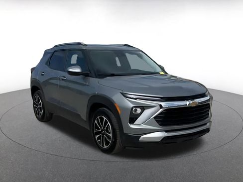 Used 2025 Chevrolet TrailBlazer LT image 3