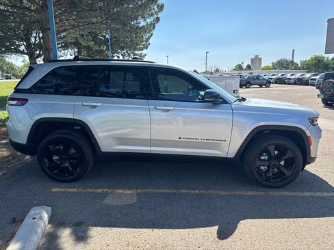 Used 2025 Jeep Grand Cherokee Limited w/ Black Appearance Package AWD/4WD image 6