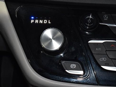 Certified 2024 Chrysler Pacifica Touring-L image 19