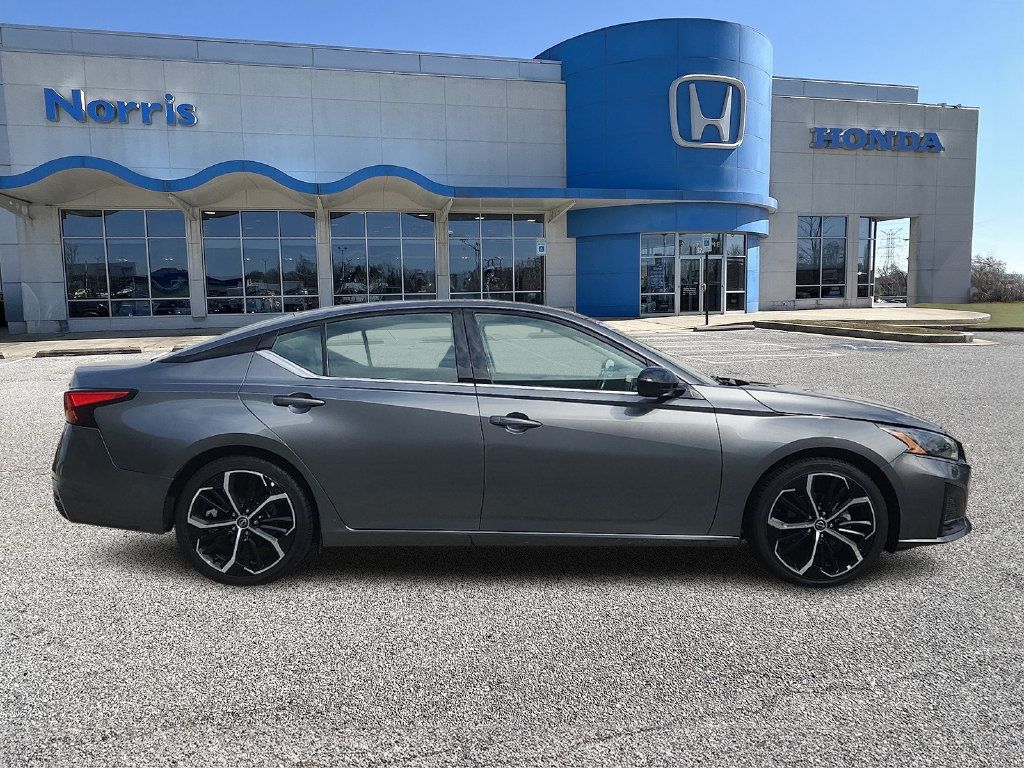 Used 2023 Nissan Altima 2.5 SR FWD image 5