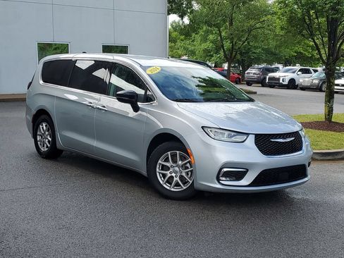 Used 2024 Chrysler Pacifica Touring-L FWD image 32