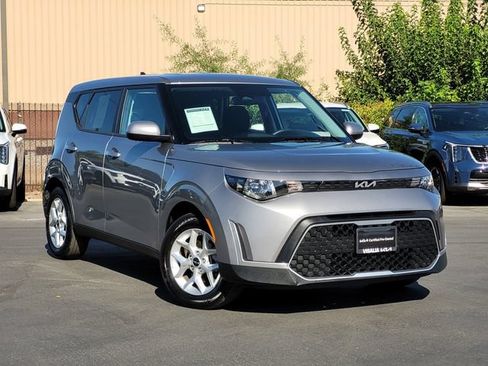 Used 2025 Kia Soul LX w/ LX Technology Package FWD image 2