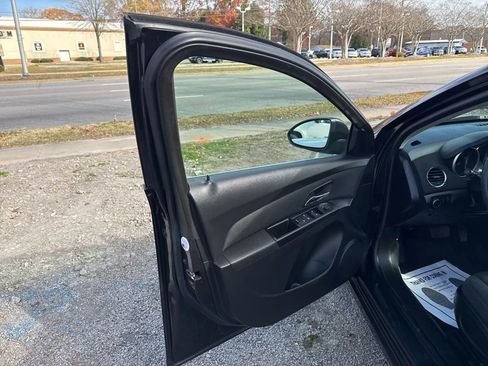 Used 2016 Chevrolet Cruze LT w/ Technology Package image 6