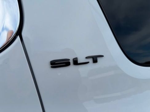 Certified 2023 GMC Acadia SLT FWD image 10
