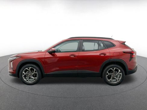 Used 2025 Chevrolet Trax LT w/ LT Convenience Package image 10