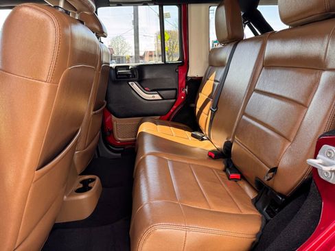 Used 2012 Jeep Wrangler Unlimited Sahara w/ Connectivity Group AWD/4WD image 16