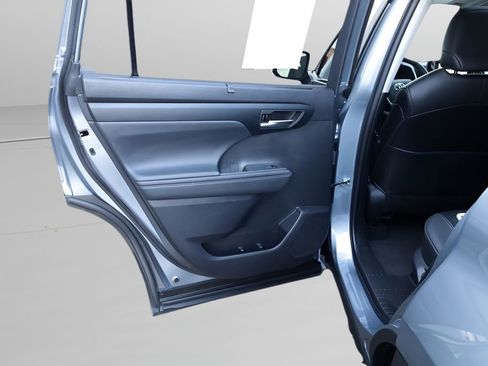 Used 2023 Toyota Highlander XLE image 16