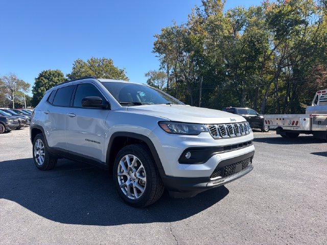 Used 2024 Jeep Compass Latitude AWD/4WD image 8