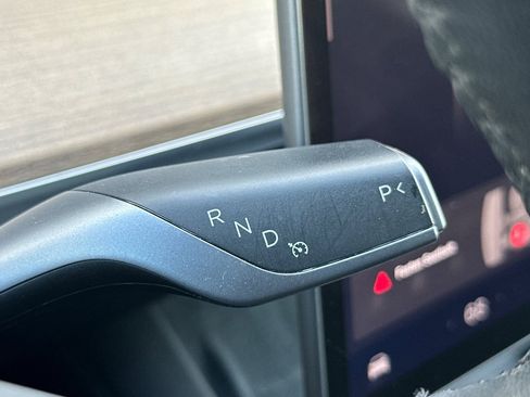 Used 2024 Tesla Model Y Long Range AWD/4WD image 21