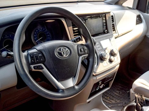 Used 2020 Toyota Sienna LE FWD image 22