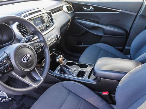 Used 2017 Kia Sorento LX image 18
