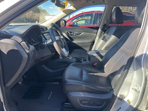 Used 2018 Nissan Rogue SV w/ Premium Package image 12