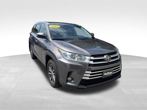 Used 2019 Toyota Highlander XLE AWD/4WD image 2