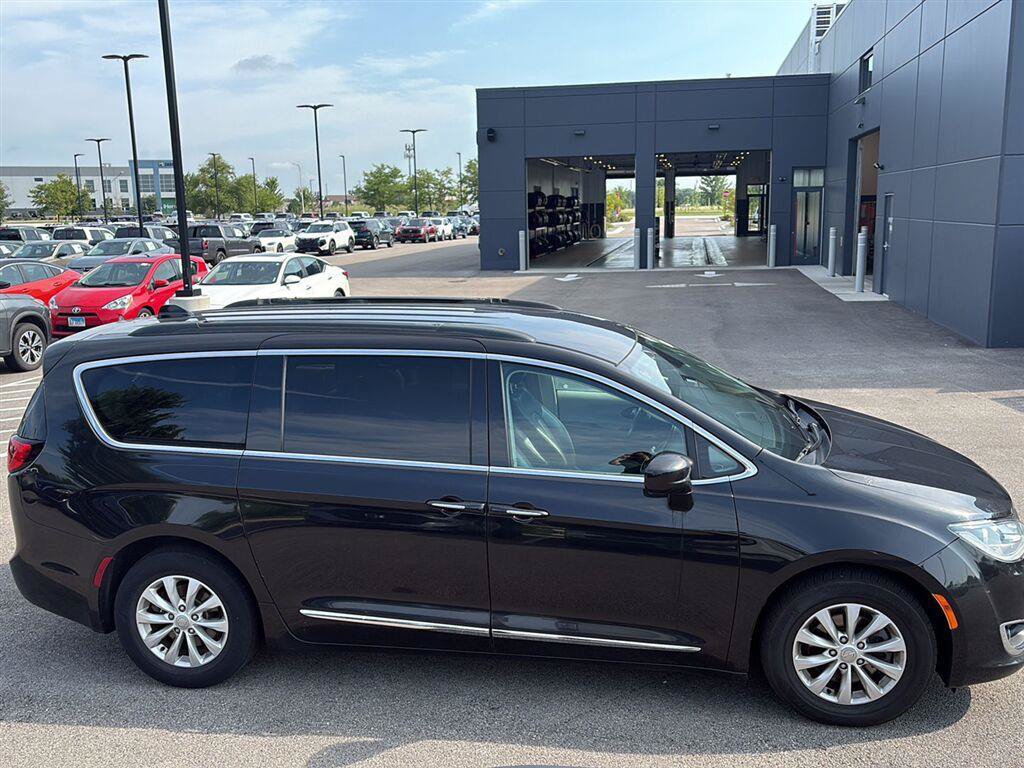 Used 2017 Chrysler Pacifica Touring-L FWD image 3