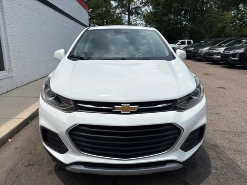 Used 2021 Chevrolet Trax LT w/ Premium Seat Package AWD/4WD image 3