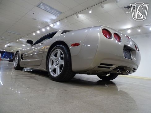 Used 1998 Chevrolet Corvette Coupe w/ Roof Pkg image 11