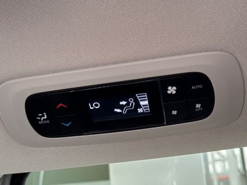 Used 2024 Chrysler Pacifica Touring-L FWD image 14