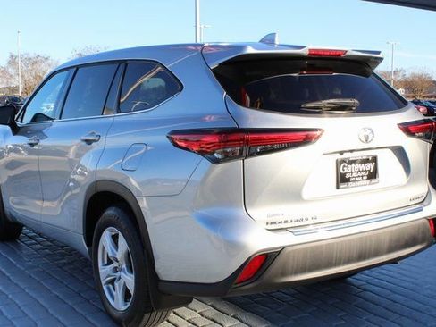 Used 2021 Toyota Highlander LE image 3