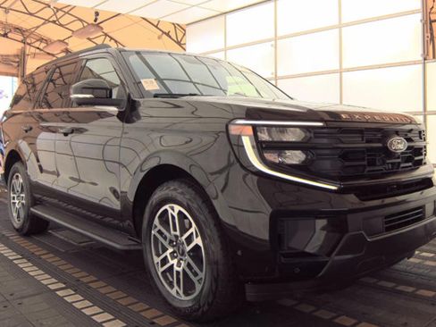 Used 2025 Ford Expedition Active AWD/4WD image 3