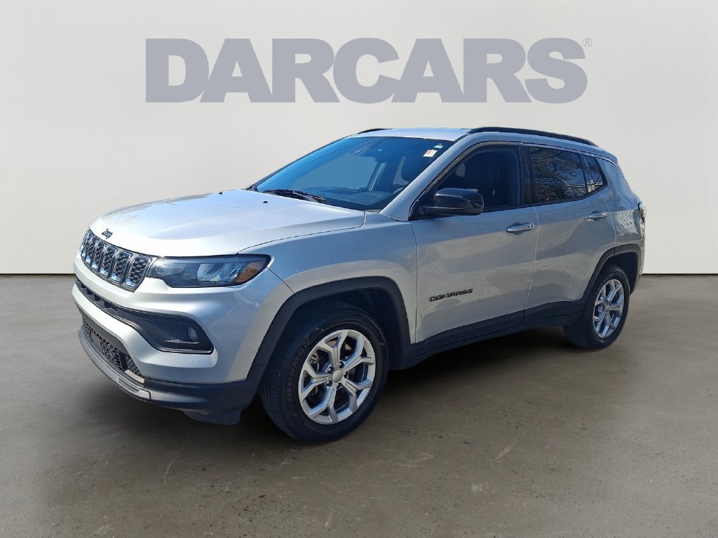 Used 2024 Jeep Compass Latitude AWD/4WD image 3