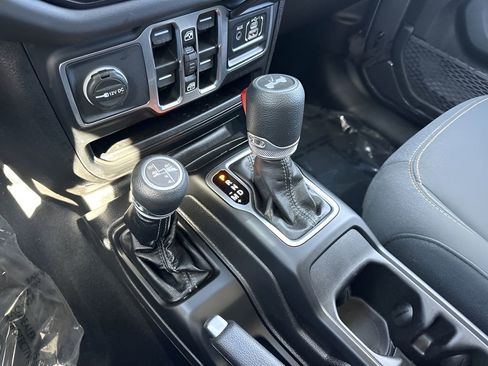 Used 2025 Jeep Wrangler Unlimited Sahara image 15