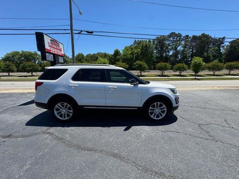 Used 2016 Ford Explorer XLT w/ Equipment Group 202A AWD/4WD image 2