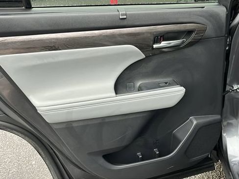 Used 2024 Toyota Highlander Platinum image 16