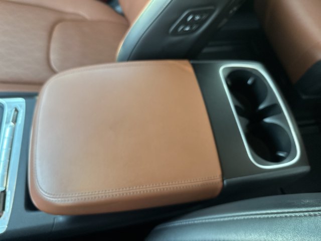Used 2025 Kia Carnival SX w/ SX Dark Edition Package FWD image 32