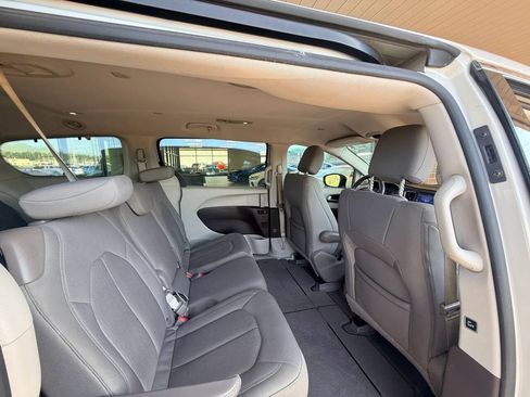 Used 2017 Chrysler Pacifica Touring FWD image 16