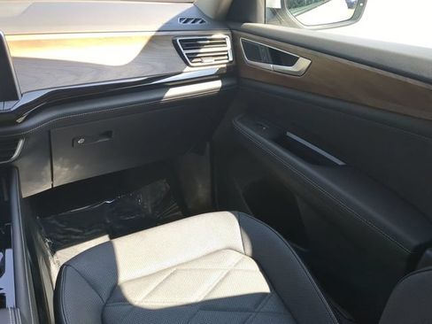 Used 2024 Volkswagen Atlas SE FWD image 16