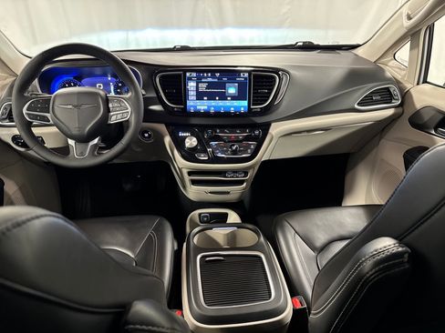 Used 2023 Chrysler Pacifica Touring-L FWD image 4