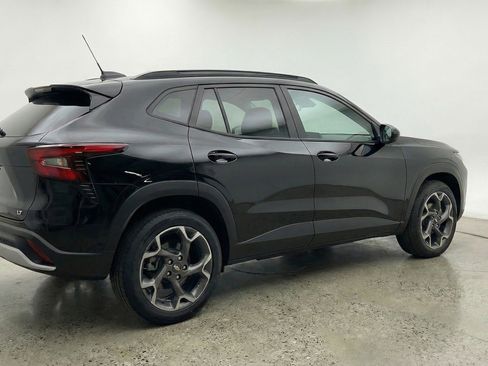Used 2025 Chevrolet Trax LT w/ LT Convenience Package FWD image 9