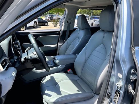 Used 2023 Toyota Highlander XLE AWD/4WD image 7